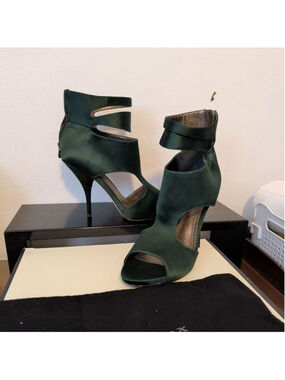 Leon Max green satin heels, stiletto heel, peep toe, size 9.5